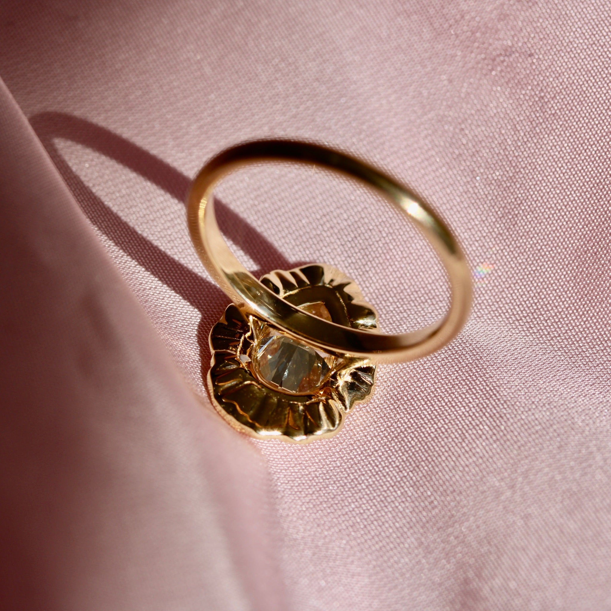 plisse pear cut ring back
