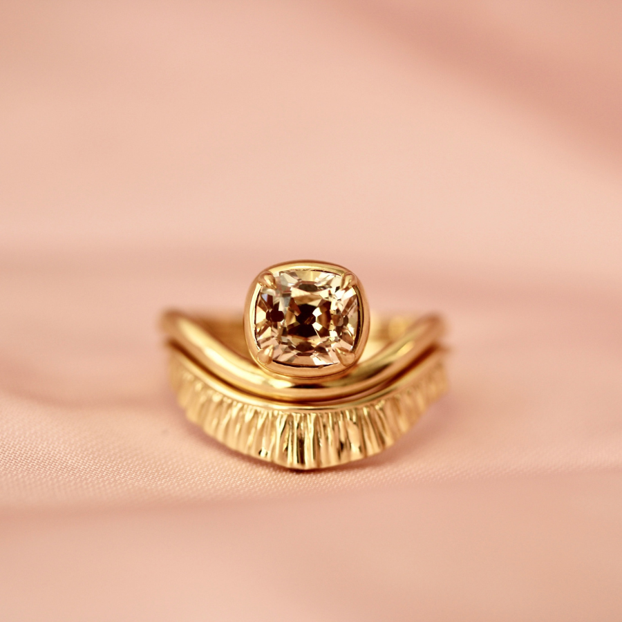 Plissé Curved Band