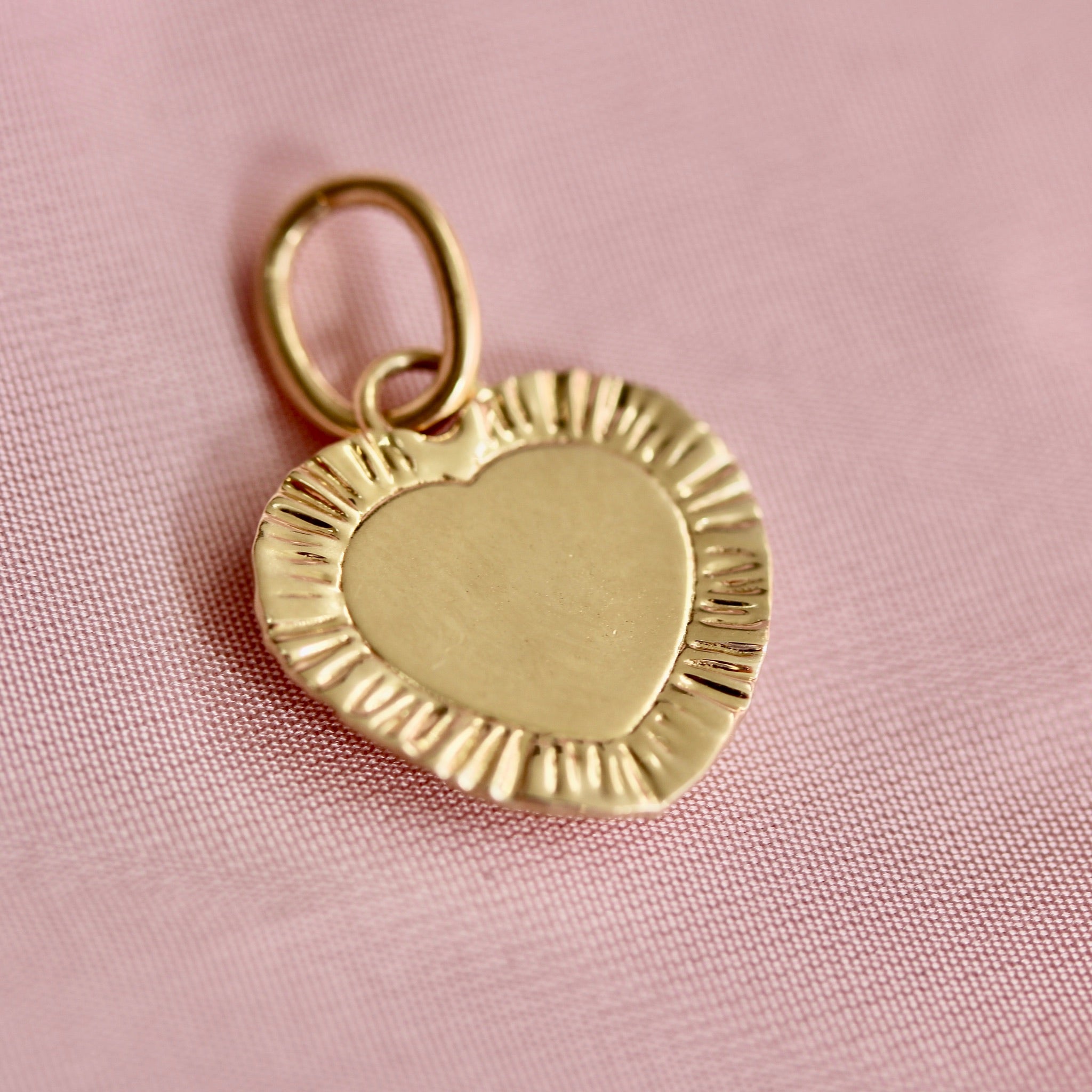 plisse gold pendant back