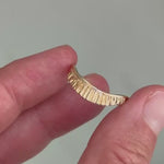 Plissé Curved Band