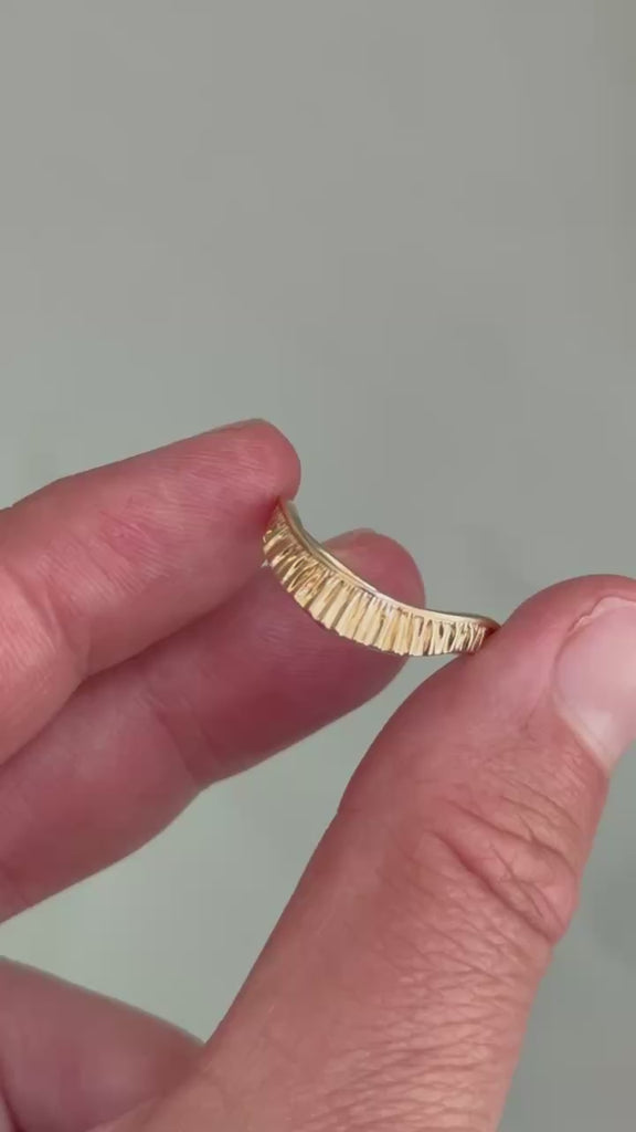 Plissé Curved Band