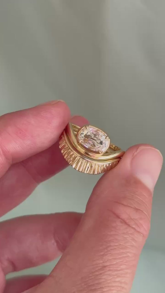 Plissé Curved Band